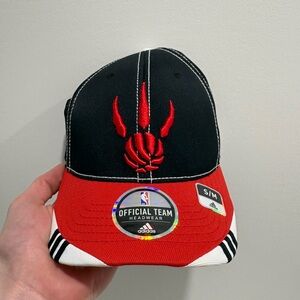 Adidas Men’s Red & Black Toronto Raptors flexfit Cap new with tags 2010s